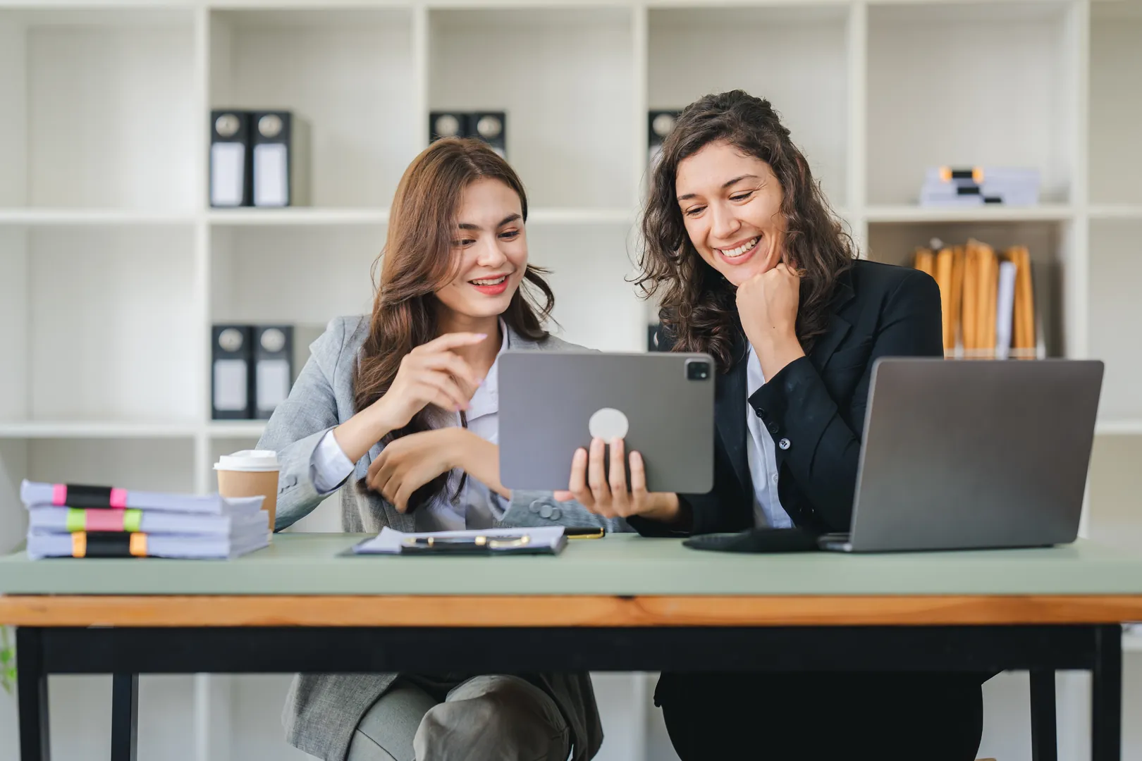 Illustration de graphiques financiers et calculatrice sur bureau
