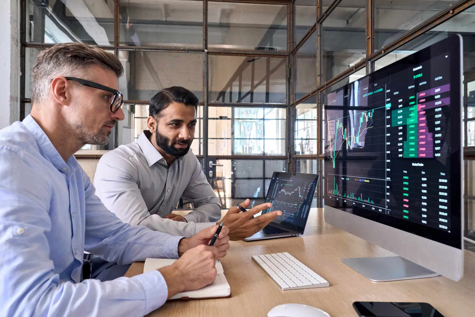 Person utilisant une application mobile de suivi financier